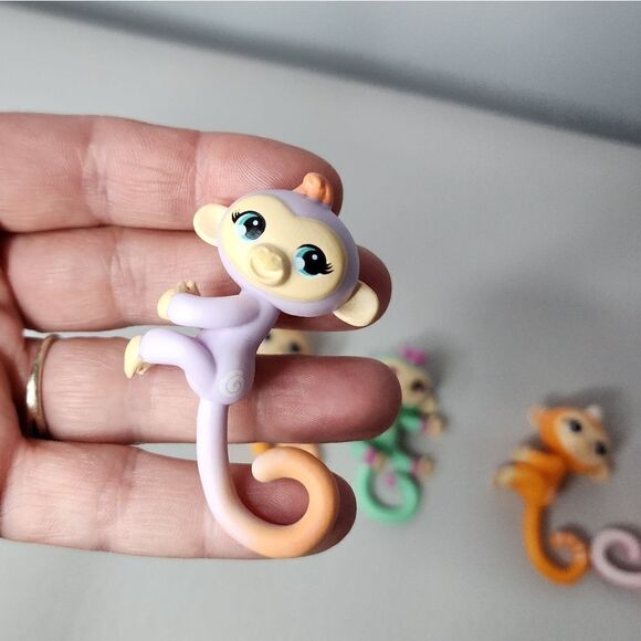 FINGERLINGS MINIS Lot Of 5 POPULAR MINI FIGURE - Picture 2 of 6
